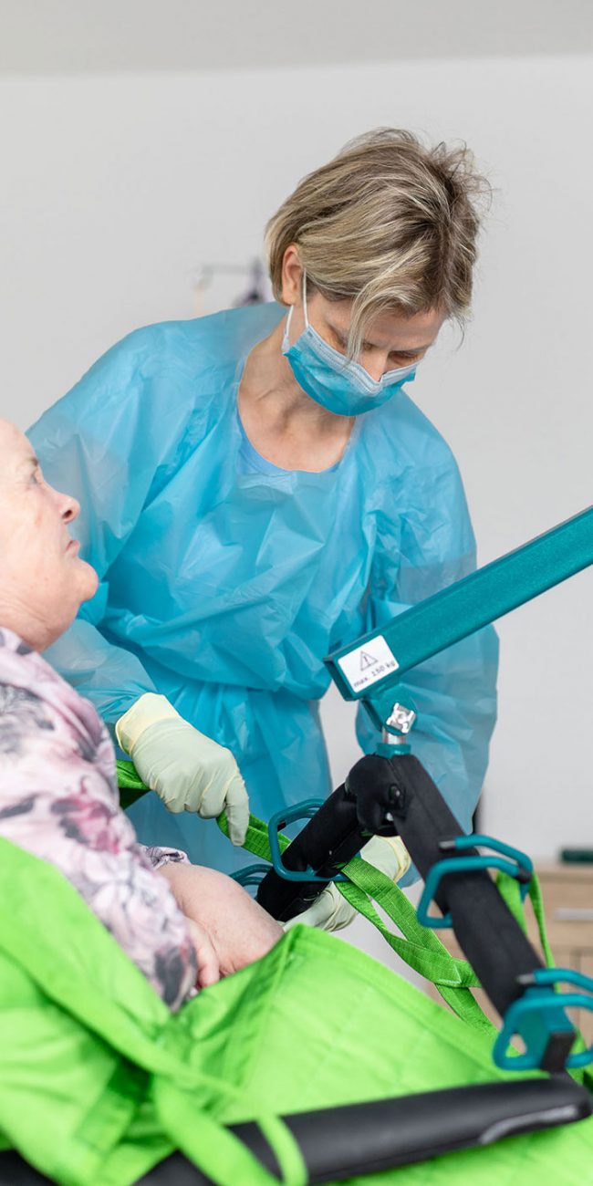 Heben eines Intensivpflege-Patienten, ASKIR — Pflegedienst Dresden